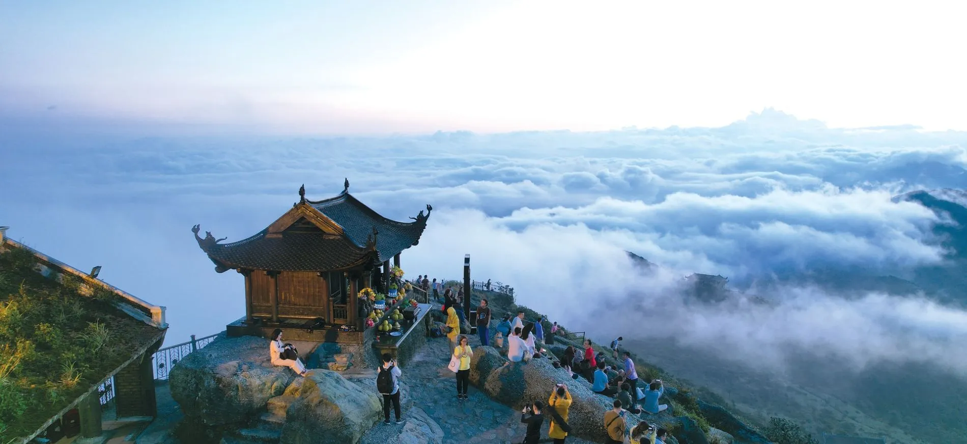 Gợi ý hành trình du lịch Quảng Ninh mùa đông: Đi đâu? Ăn gì? Ở đâu? 49 Chua Dong Yen Tu