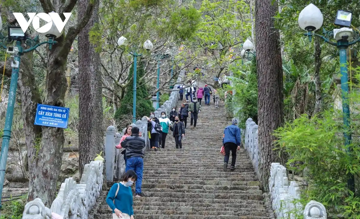 Gợi ý hành trình du lịch Quảng Ninh mùa đông: Đi đâu? Ăn gì? Ở đâu? 50 Leo Nui Yen Tu