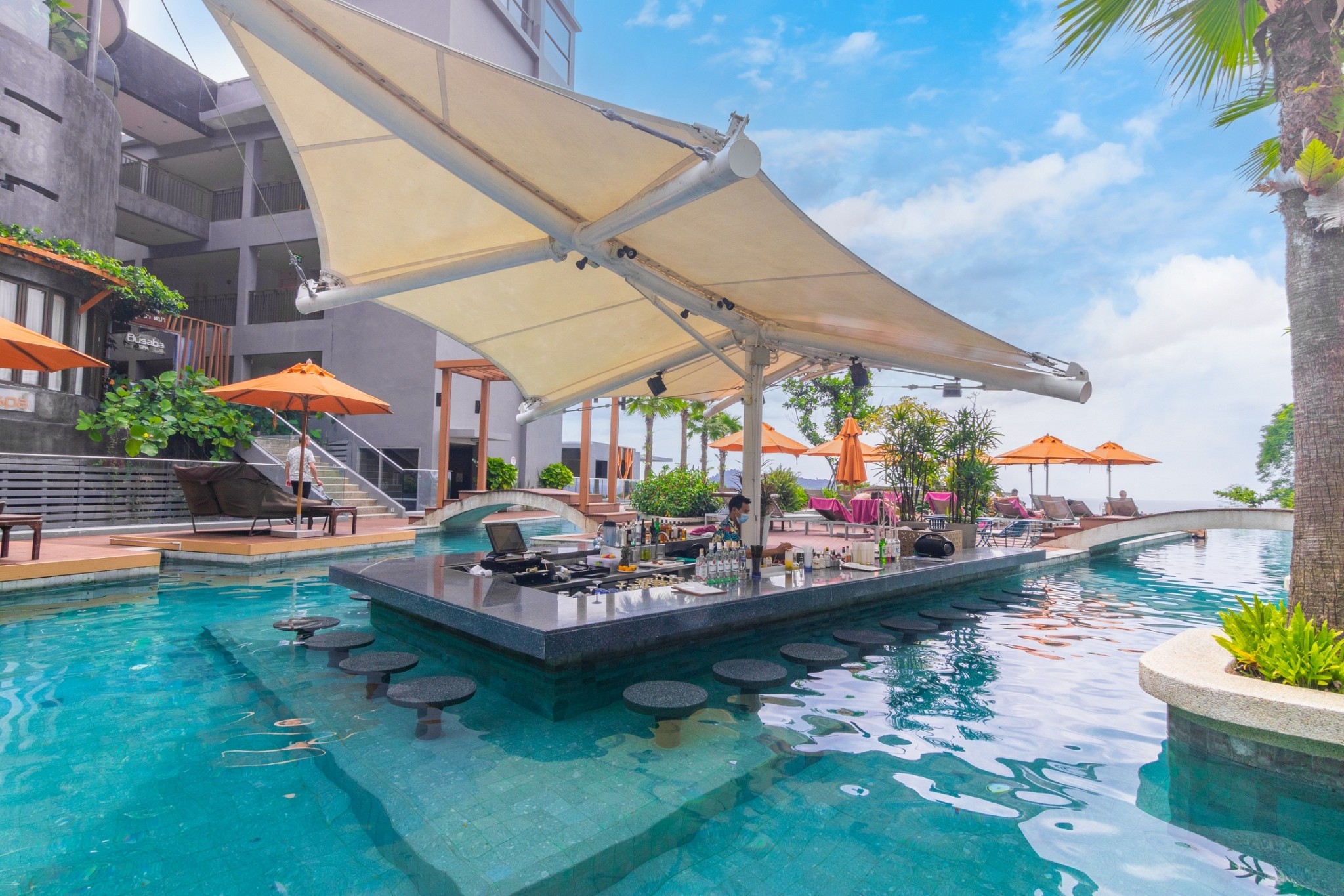 Pool Bar là gì? Chill cực đã với menu đồ uống đa dạng tại Pool Bar