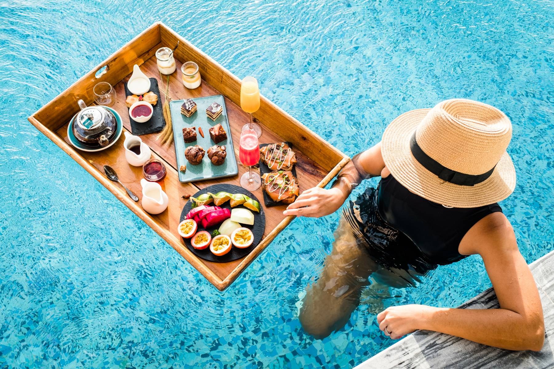 Floating Afternoon Tea – Trải nghiệm trà chiều trên mặt nước đầy sang chảnh